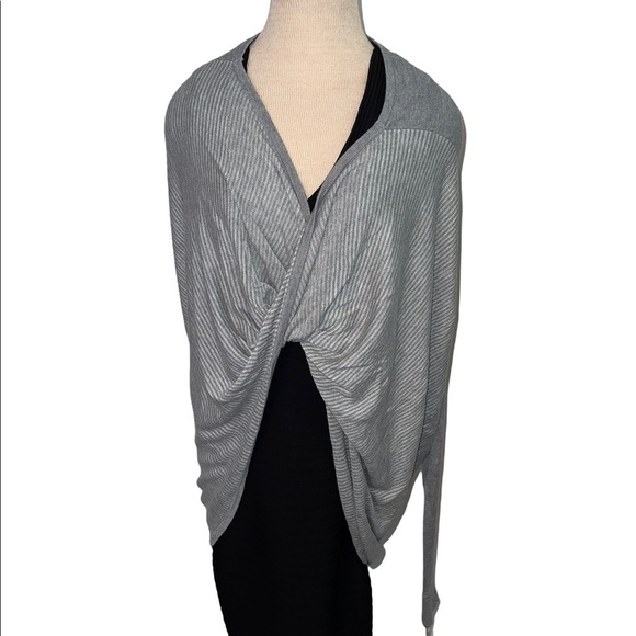 Lululemon Woman Sweater Size 4 - Picture 1 of 5